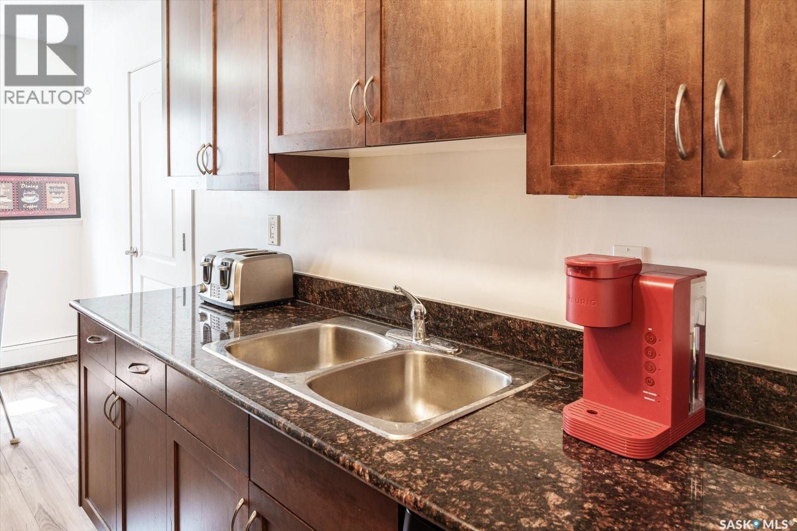 106 1013 Lansdowne Avenue, Saskatoon, SK - Indoor Photo Showing Kitchen With Double Sink