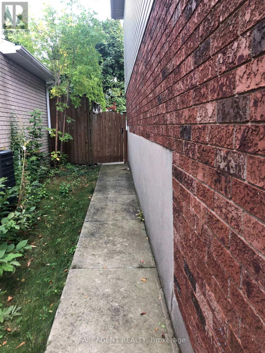 562 Erinbrook Drive, Kitchener, ON - Outdoor