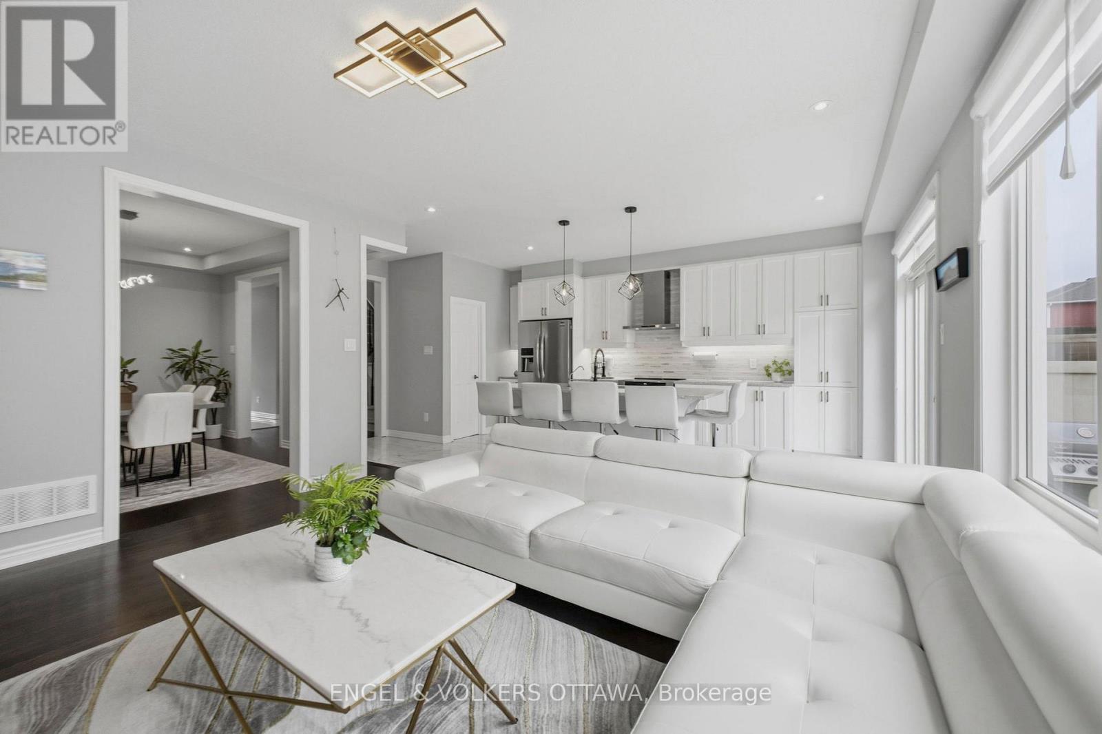 139 Switch Grass Crescent, Ottawa, ON - Indoor Photo Showing Living Room