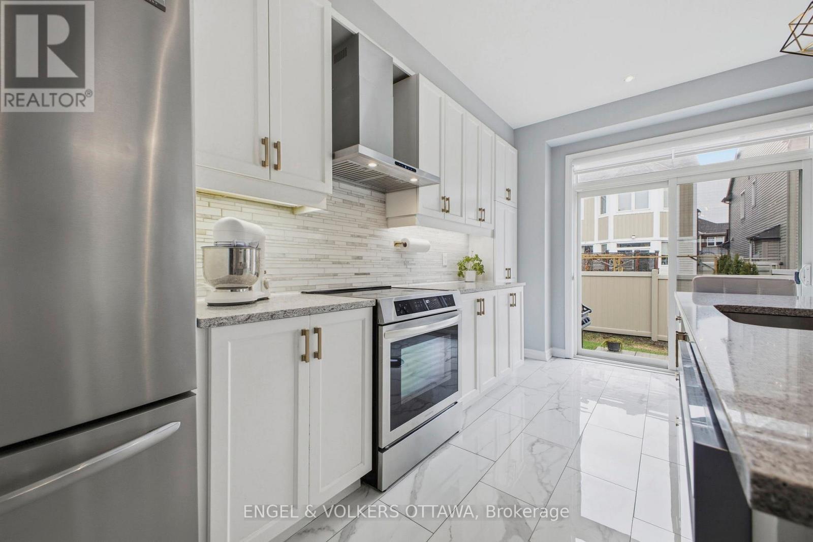 139 Switch Grass Crescent, Ottawa, ON - Indoor Photo Showing Kitchen With Stainless Steel Kitchen With Upgraded Kitchen