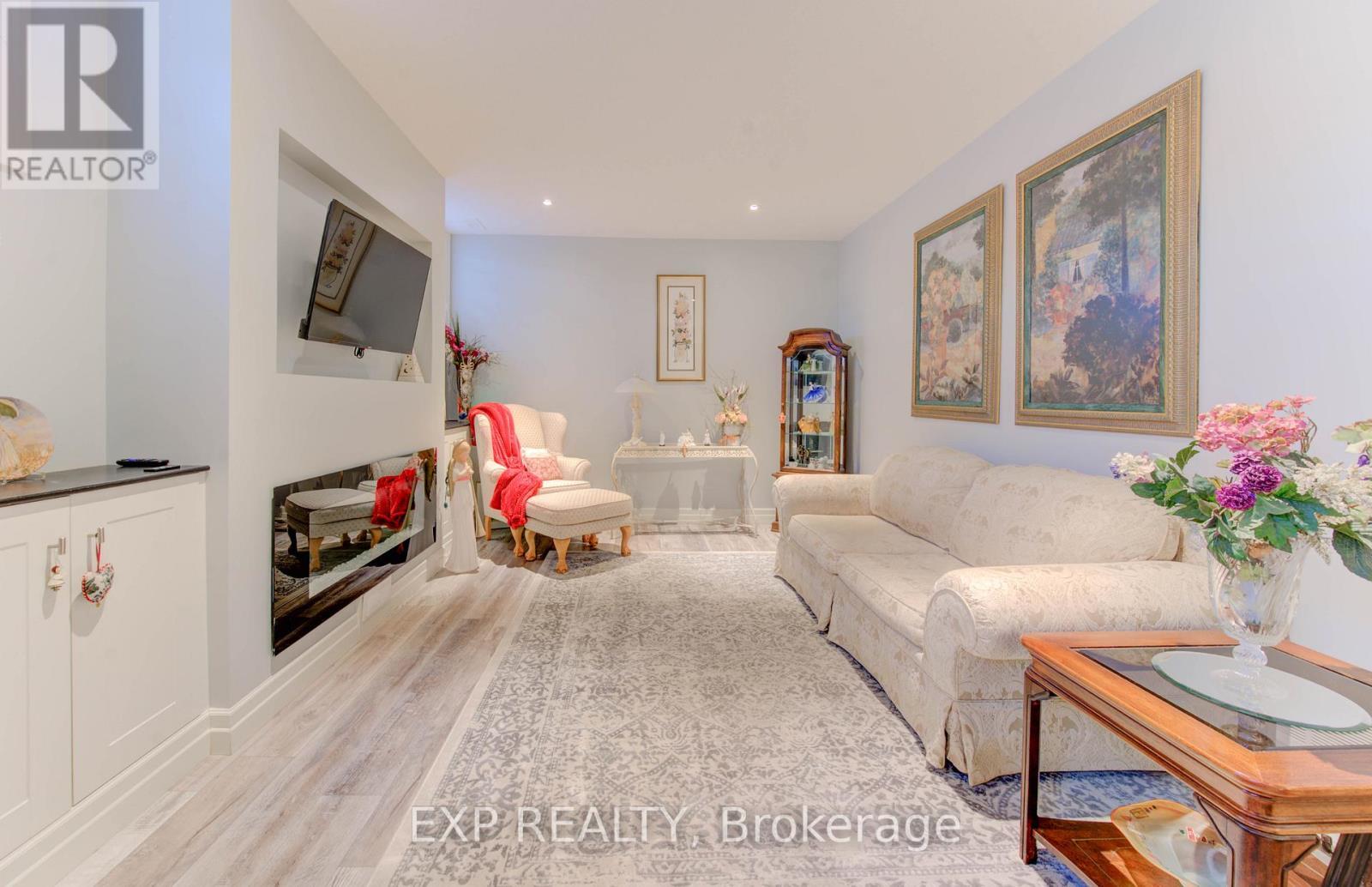 52 Edgehill Drive, Kitchener, ON - Indoor Photo Showing Living Room