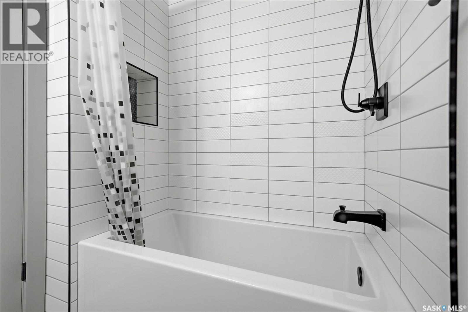306 Howe Place, Regina, SK - Indoor Photo Showing Bathroom