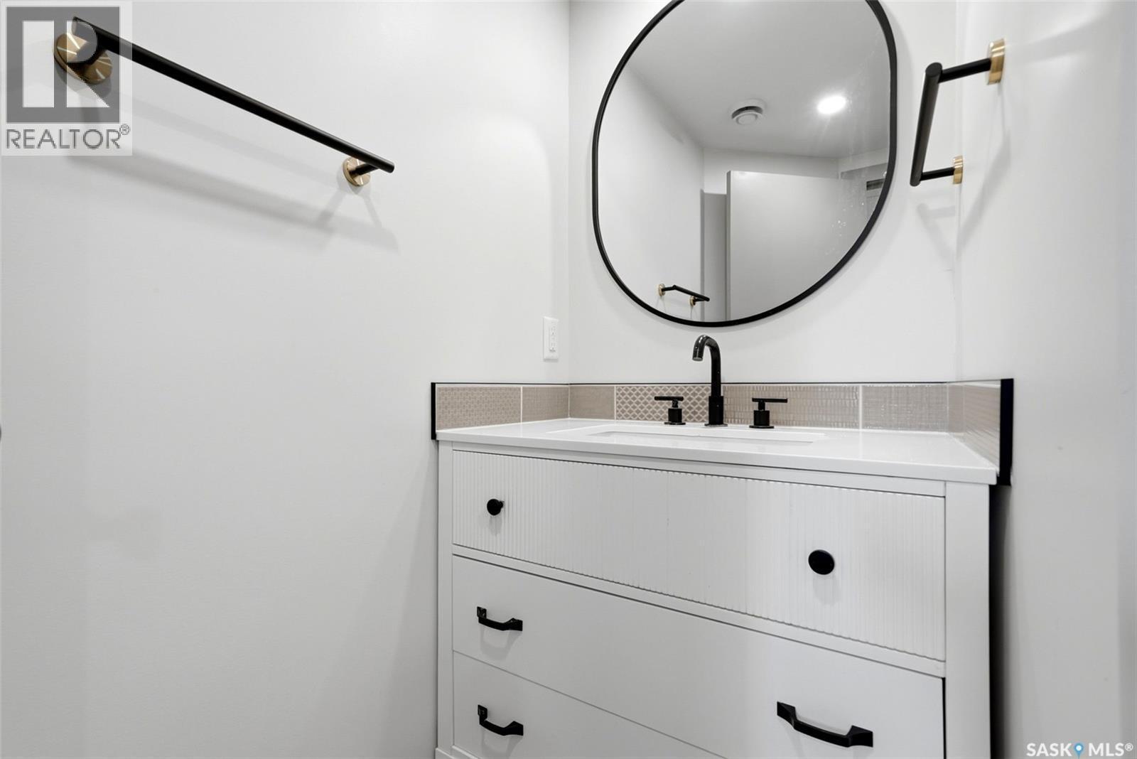 306 Howe Place, Regina, SK - Indoor Photo Showing Bathroom