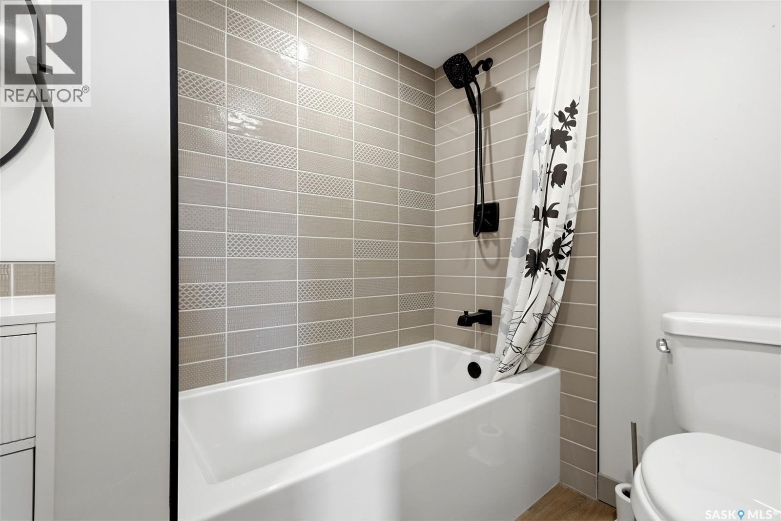 306 Howe Place, Regina, SK - Indoor Photo Showing Bathroom