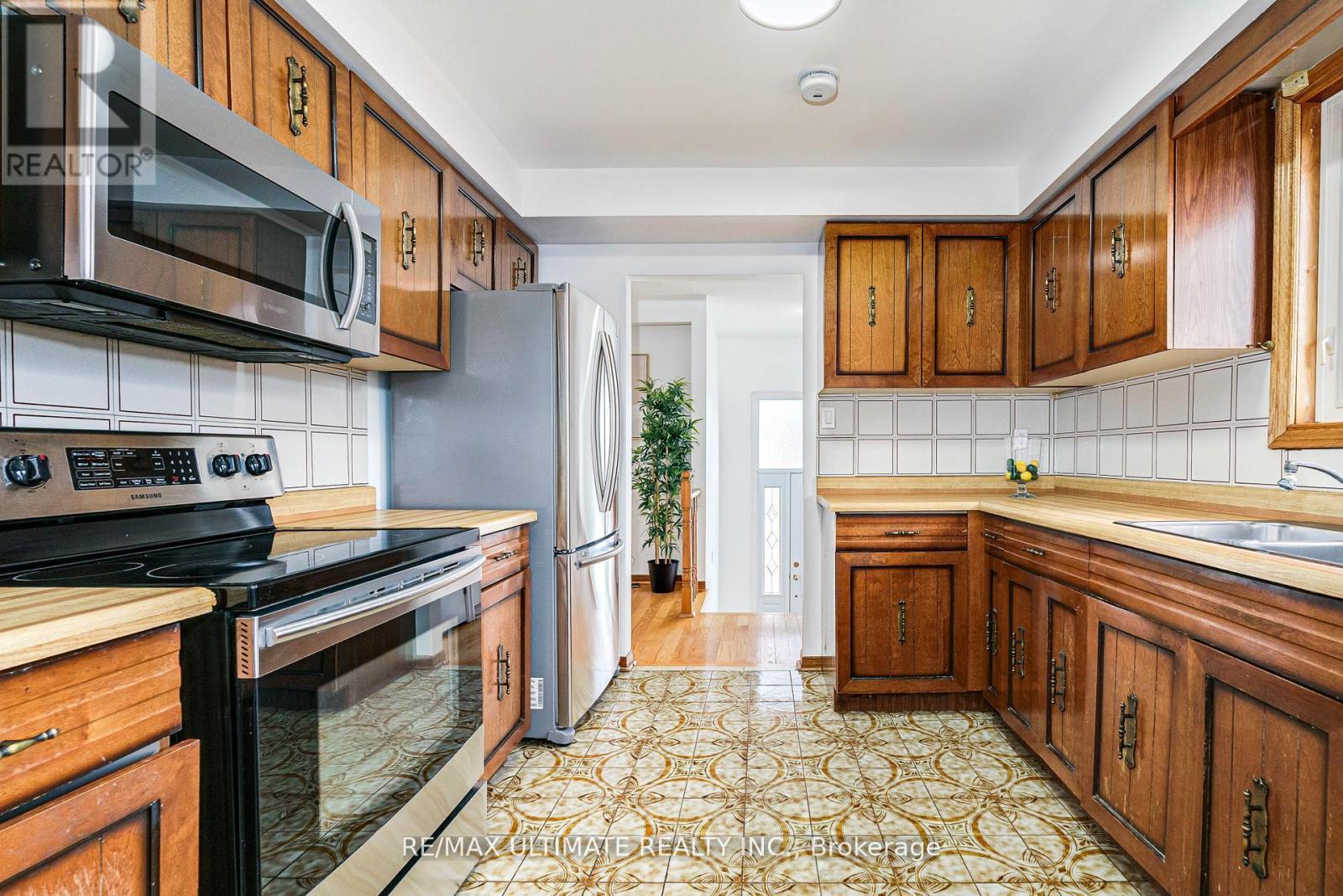 196 Meadows Boulevard, Mississauga, ON - Indoor Photo Showing Kitchen