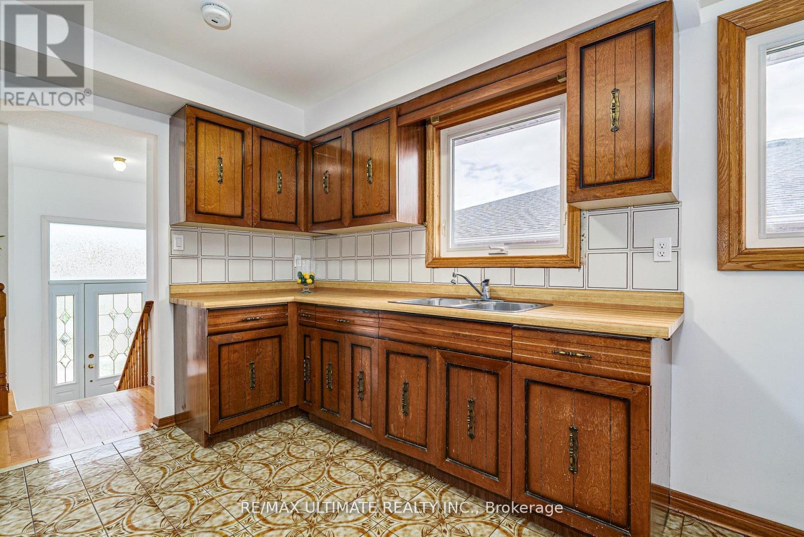 196 Meadows Boulevard, Mississauga, ON - Indoor Photo Showing Kitchen With Double Sink