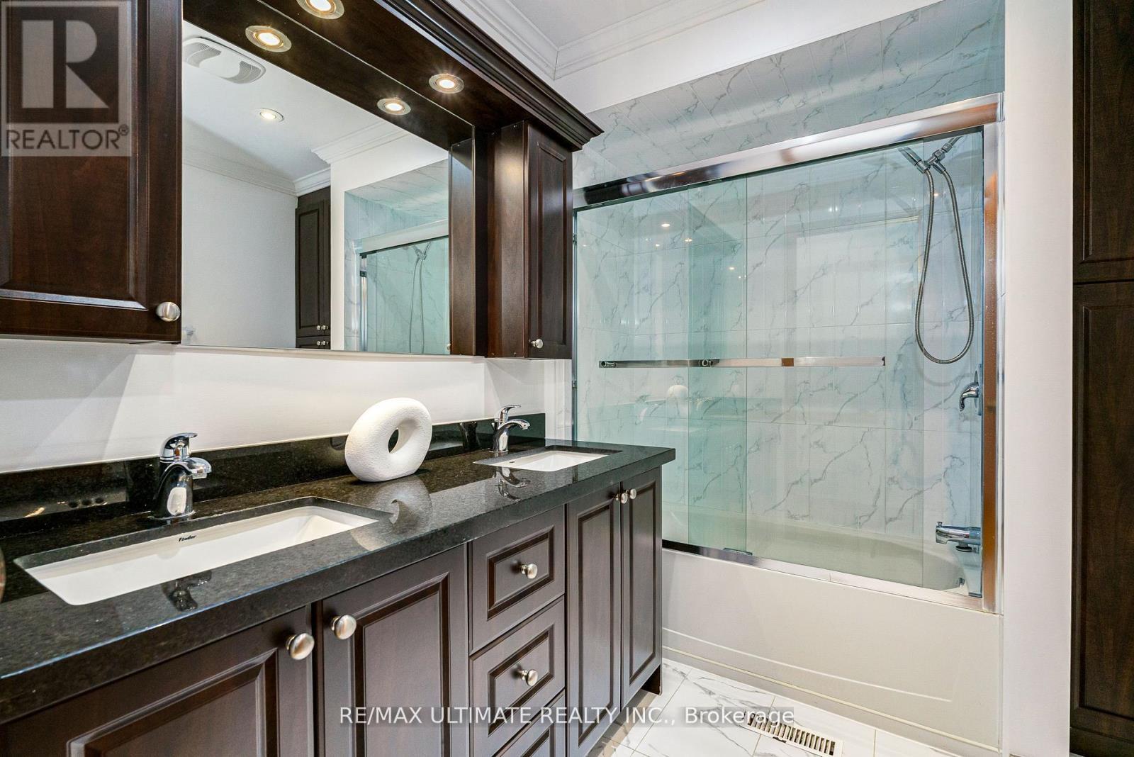 196 Meadows Boulevard, Mississauga, ON - Indoor Photo Showing Bathroom