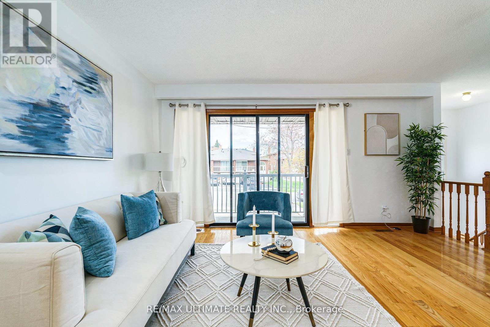196 Meadows Boulevard, Mississauga, ON - Indoor Photo Showing Living Room