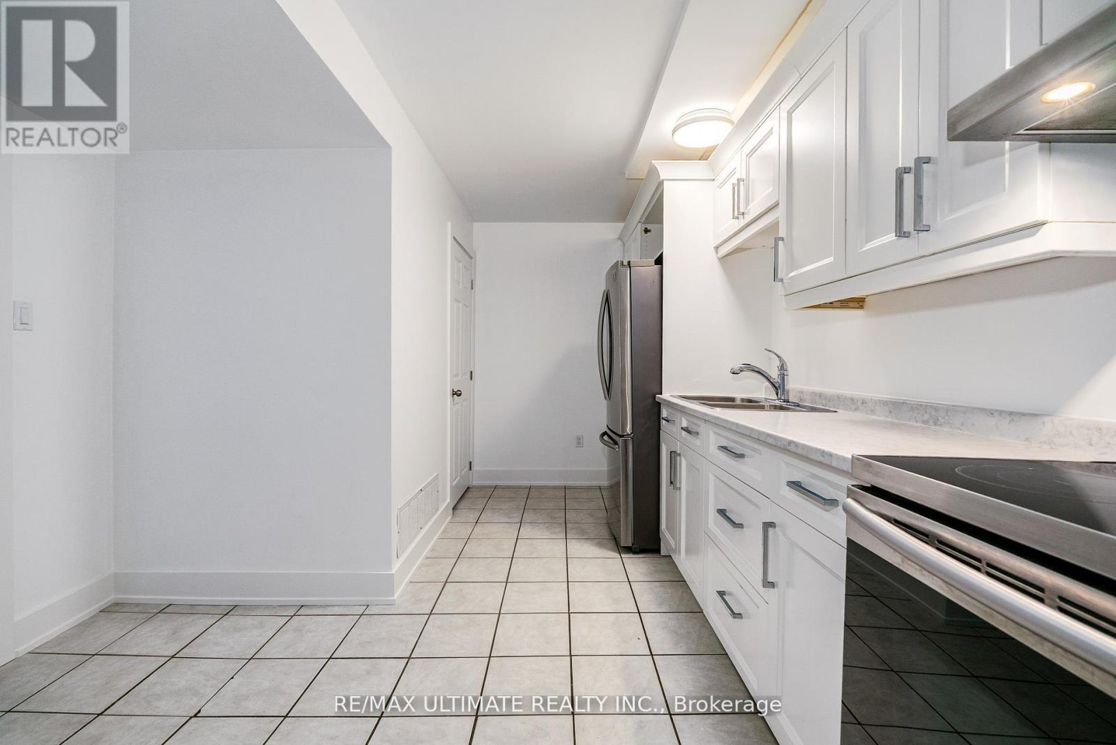 196 Meadows Boulevard, Mississauga, ON - Indoor Photo Showing Kitchen With Double Sink