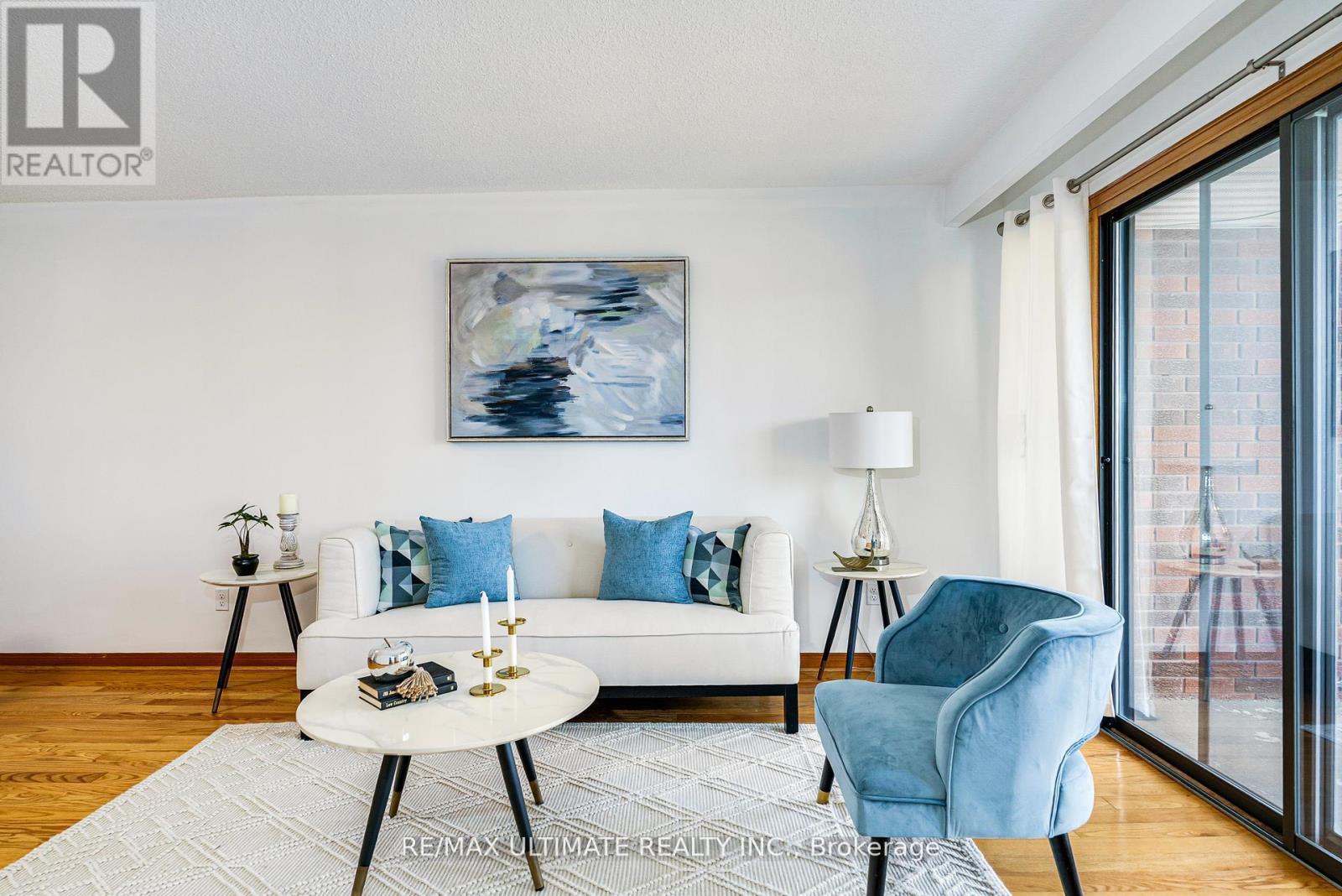 196 Meadows Boulevard, Mississauga, ON - Indoor Photo Showing Living Room