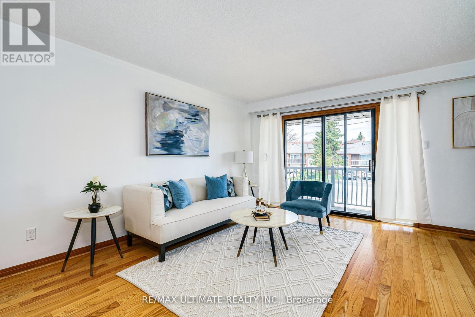 196 Meadows Boulevard, Mississauga, ON - Indoor Photo Showing Living Room