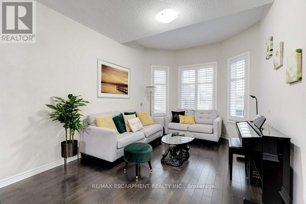 85 Showcase Drive, Hamilton, ON - Indoor Photo Showing Living Room