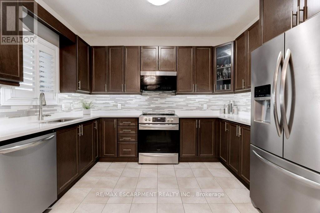 85 Showcase Drive, Hamilton, ON - Indoor Photo Showing Kitchen With Stainless Steel Kitchen With Upgraded Kitchen