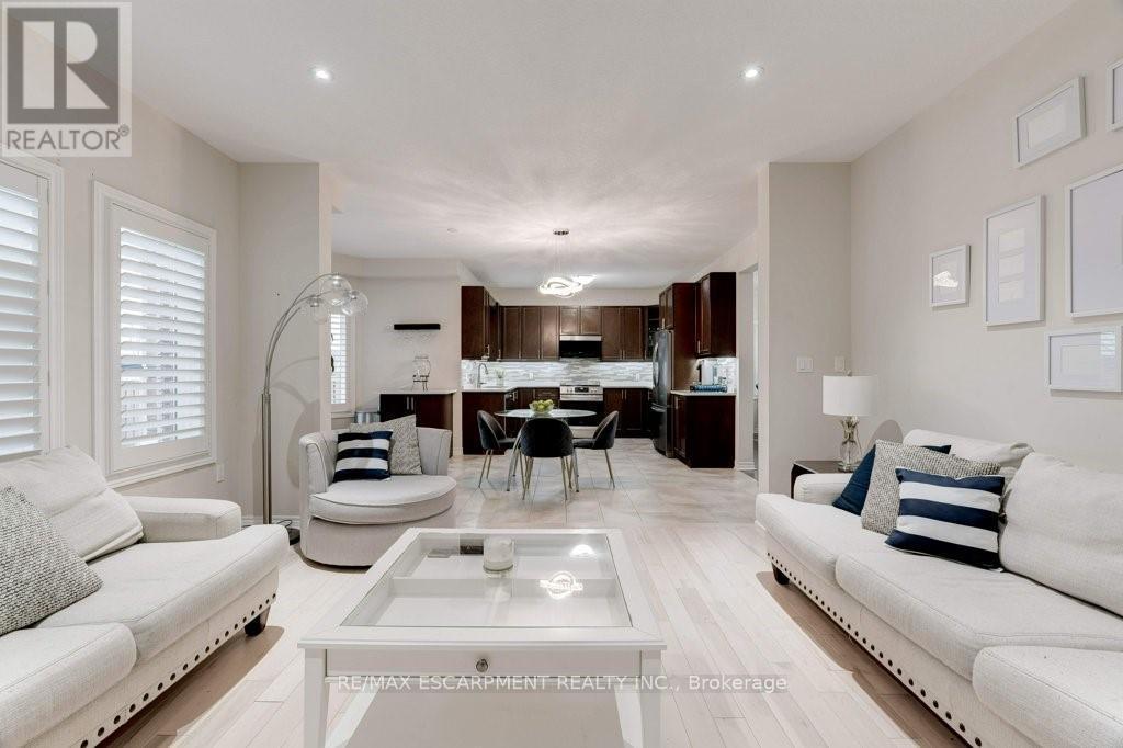 85 Showcase Drive, Hamilton, ON - Indoor Photo Showing Living Room