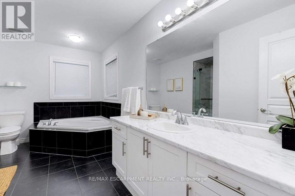 85 Showcase Drive, Hamilton, ON - Indoor Photo Showing Bathroom