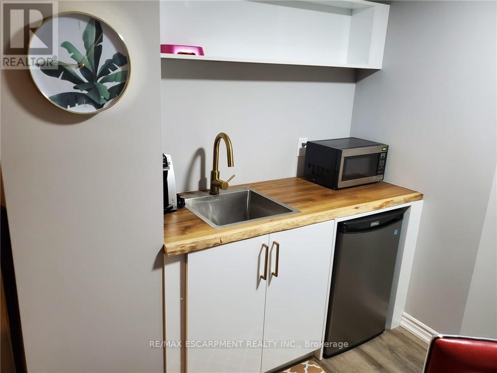85 Showcase Drive, Hamilton, ON - Indoor Photo Showing Kitchen