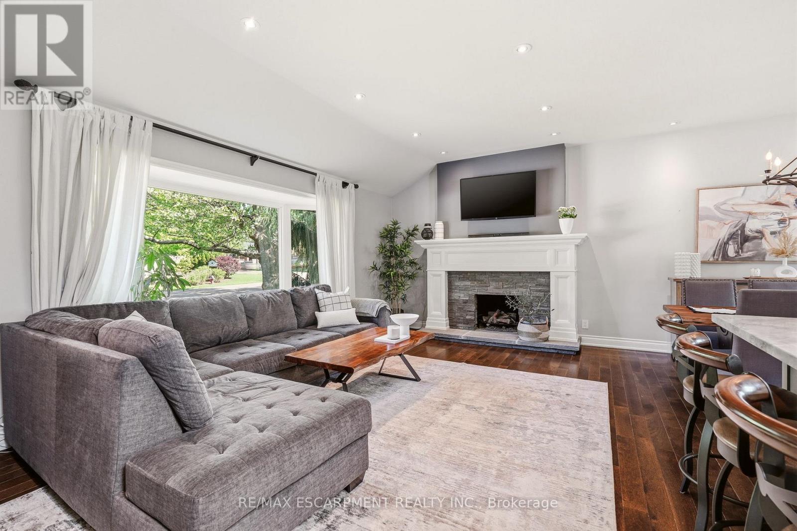 600 Deborah Crescent, Burlington, ON - Indoor Photo Showing Living Room With Fireplace