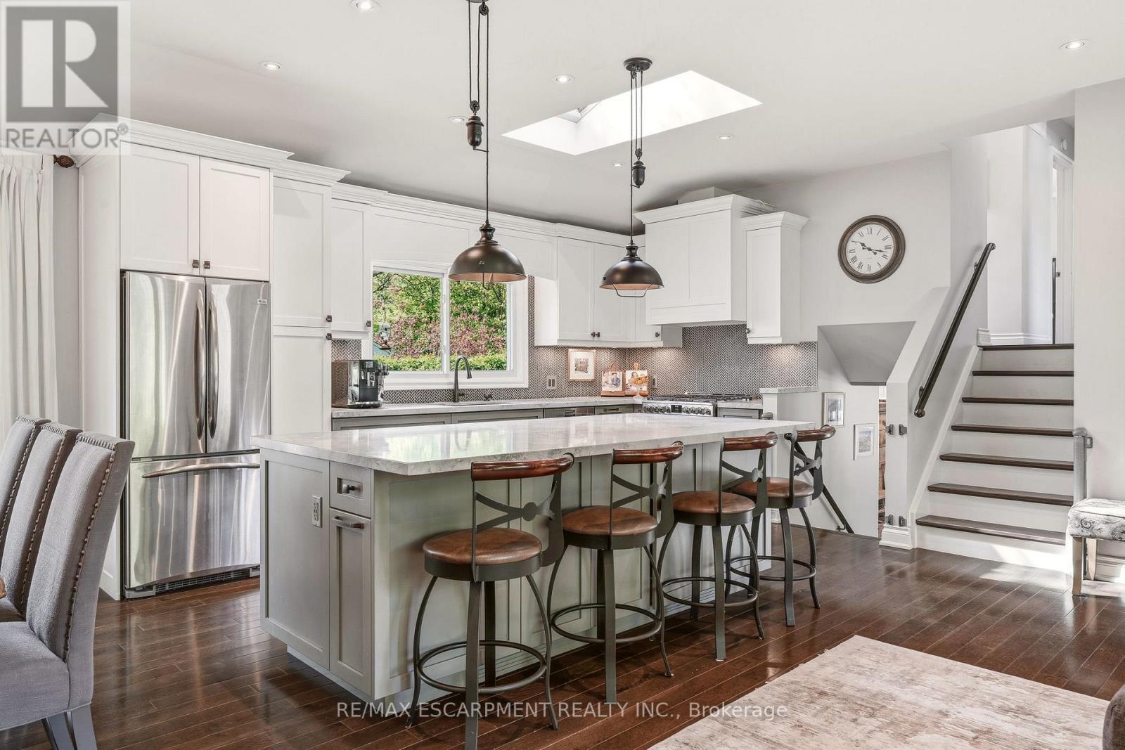 600 Deborah Crescent, Burlington, ON - Indoor Photo Showing Kitchen With Upgraded Kitchen