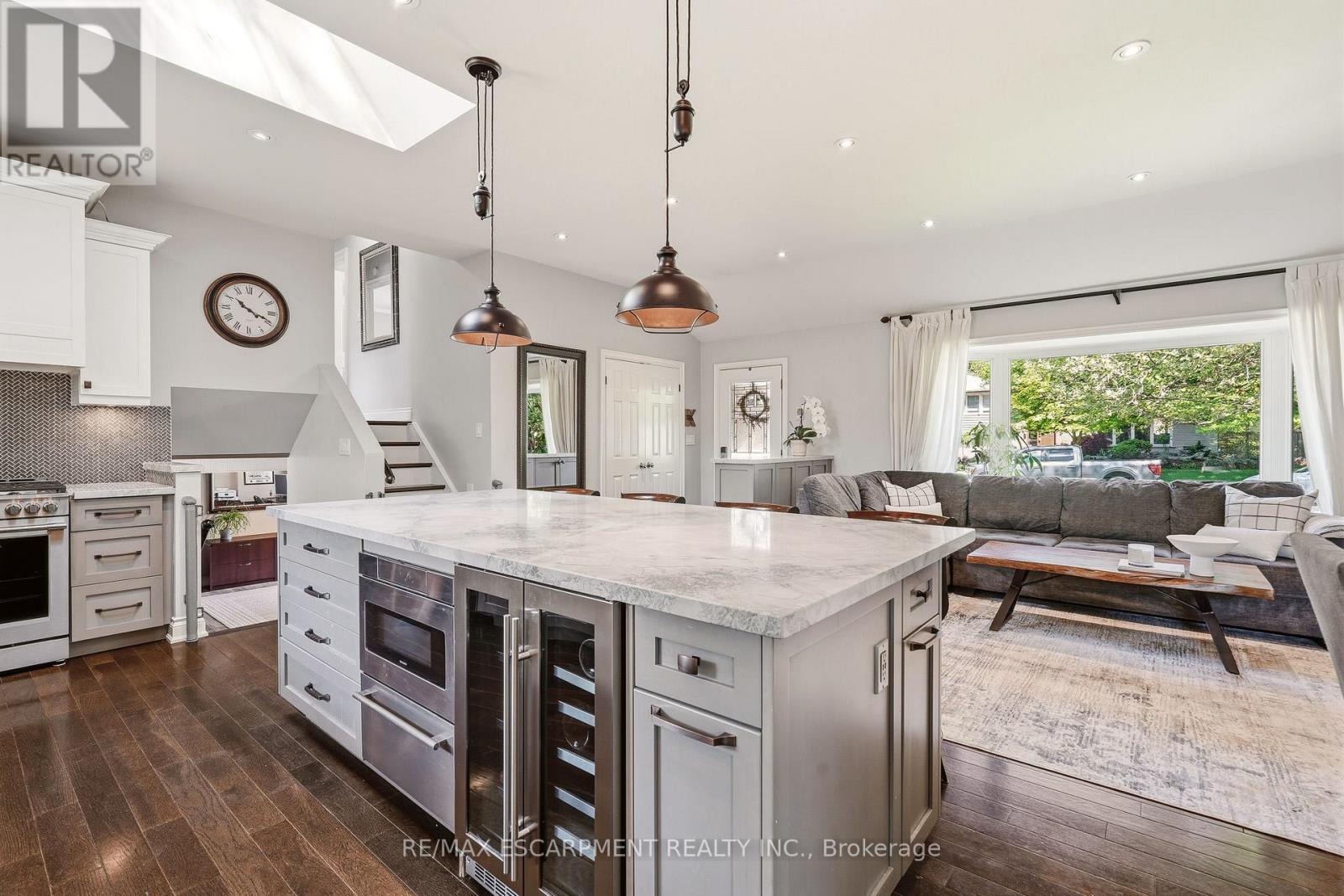 600 Deborah Crescent, Burlington, ON - Indoor Photo Showing Kitchen With Upgraded Kitchen