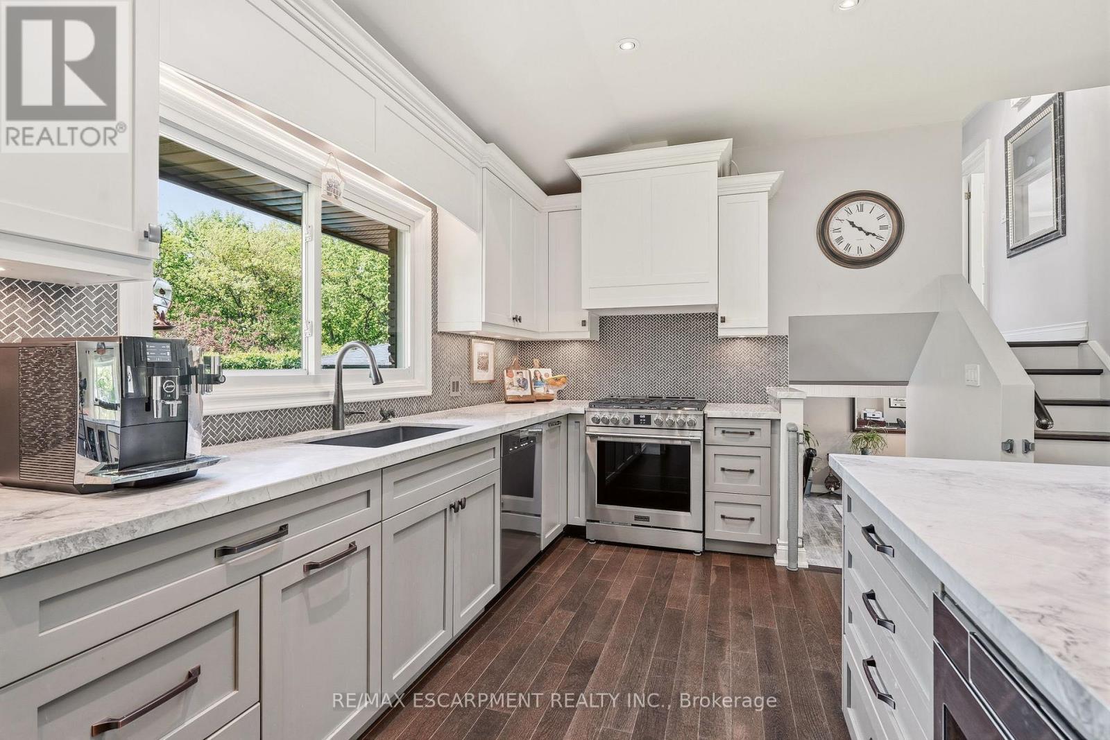 600 Deborah Crescent, Burlington, ON - Indoor Photo Showing Kitchen With Upgraded Kitchen