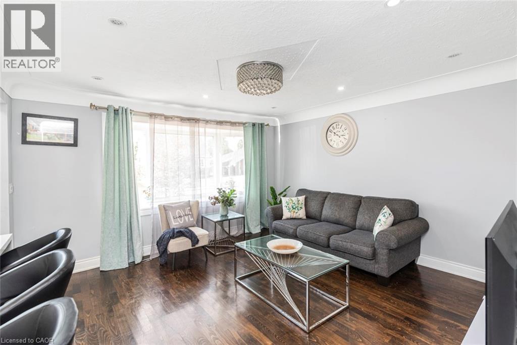 33 Alderney Avenue, Hamilton, ON - Indoor Photo Showing Living Room