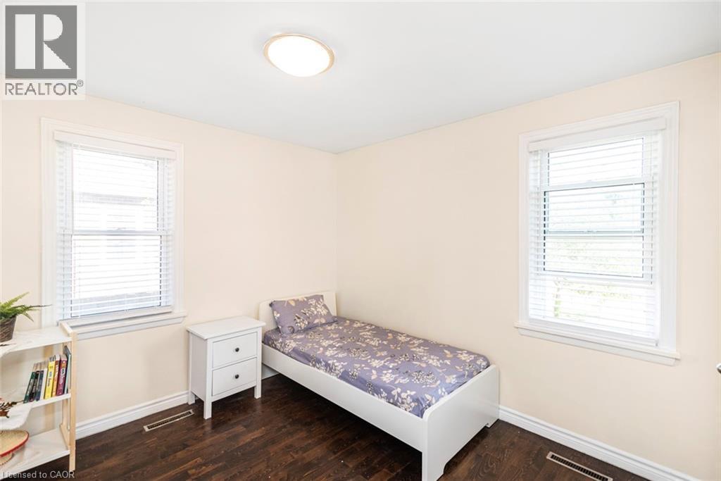33 Alderney Avenue, Hamilton, ON - Indoor Photo Showing Bedroom