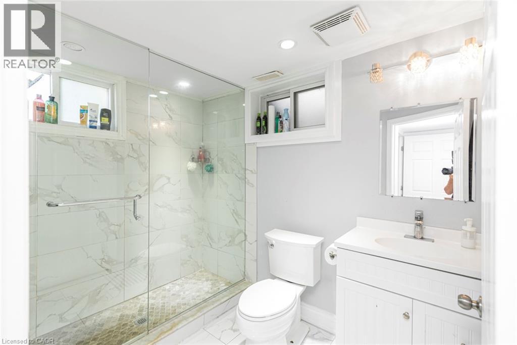 33 Alderney Avenue, Hamilton, ON - Indoor Photo Showing Bathroom