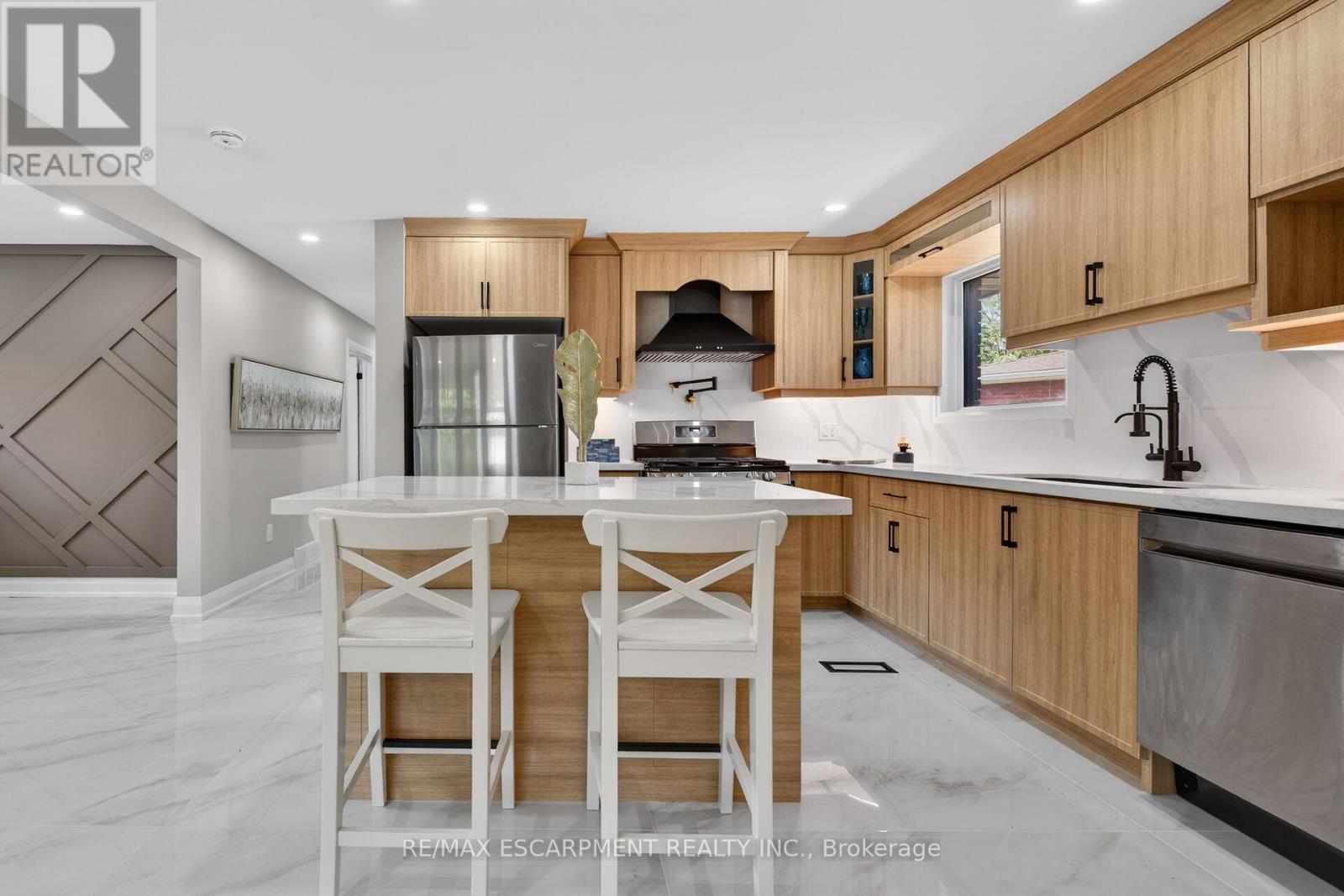 83 Riverdale Drive, Hamilton, ON - Indoor Photo Showing Kitchen