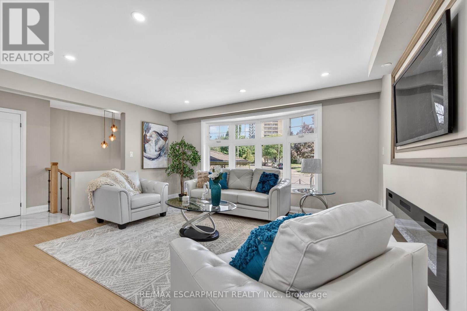 83 Riverdale Drive, Hamilton, ON - Indoor Photo Showing Living Room