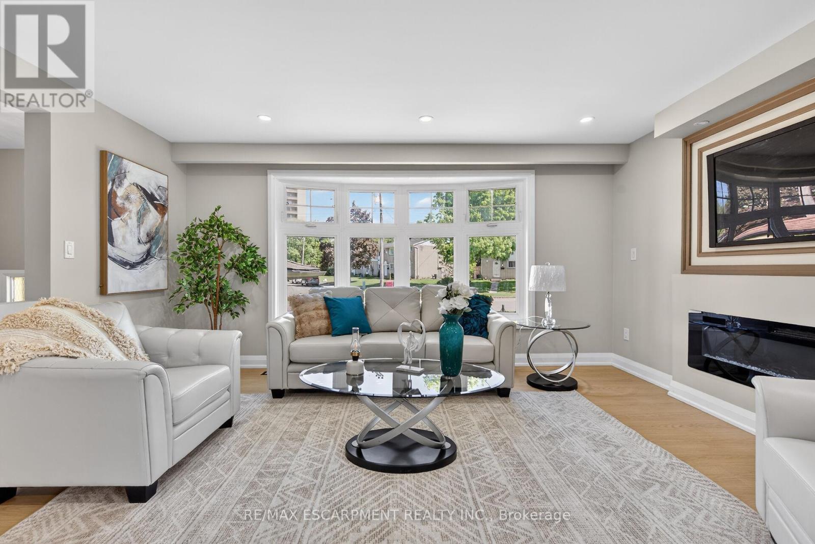 83 Riverdale Drive, Hamilton, ON - Indoor Photo Showing Living Room With Fireplace