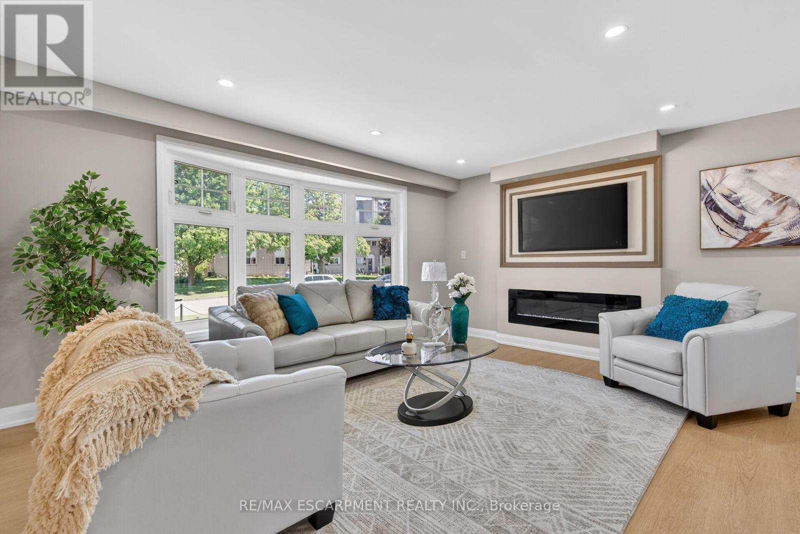 83 Riverdale Drive, Hamilton, ON - Indoor Photo Showing Living Room With Fireplace