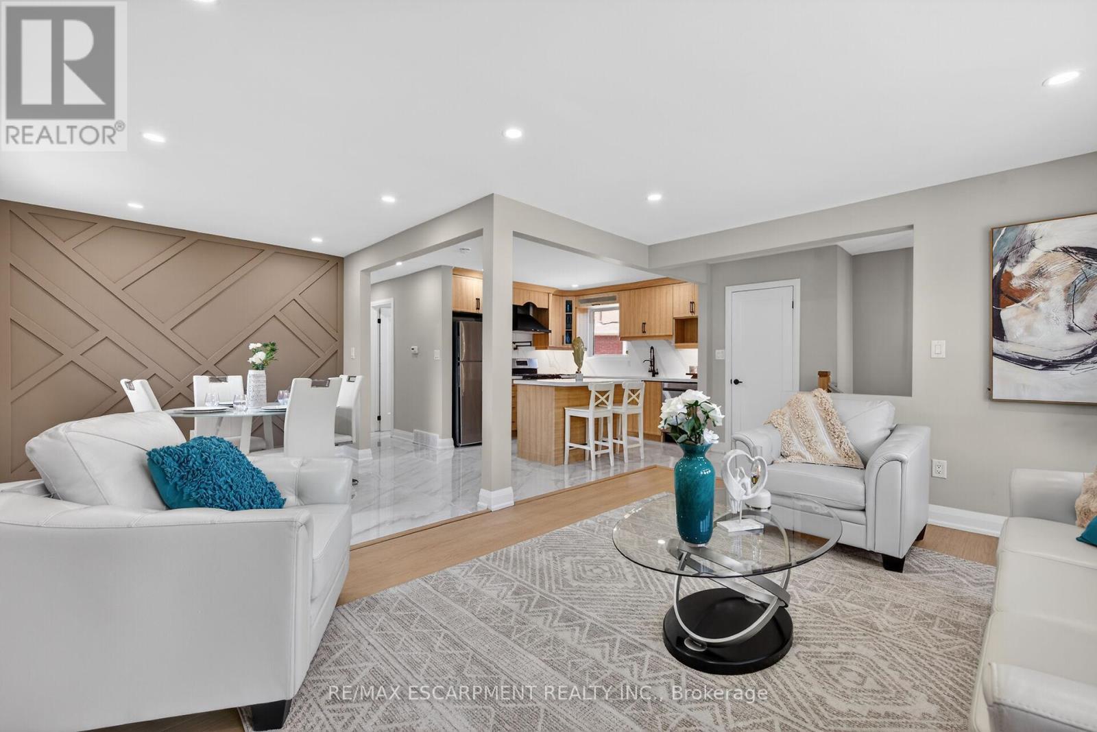 83 Riverdale Drive, Hamilton, ON - Indoor Photo Showing Living Room