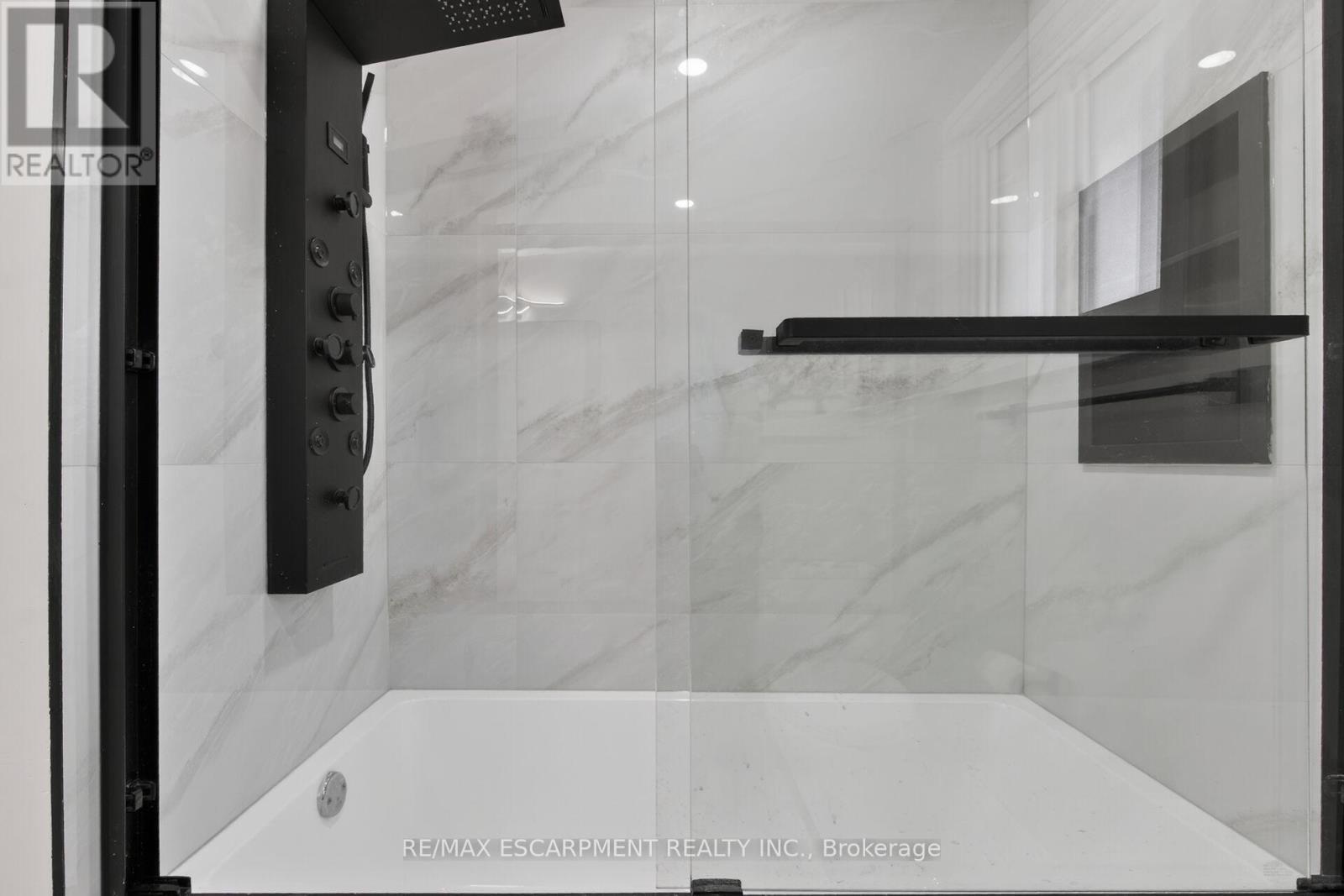83 Riverdale Drive, Hamilton, ON - Indoor Photo Showing Bathroom