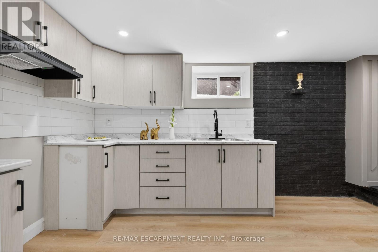 83 Riverdale Drive, Hamilton, ON - Indoor Photo Showing Kitchen