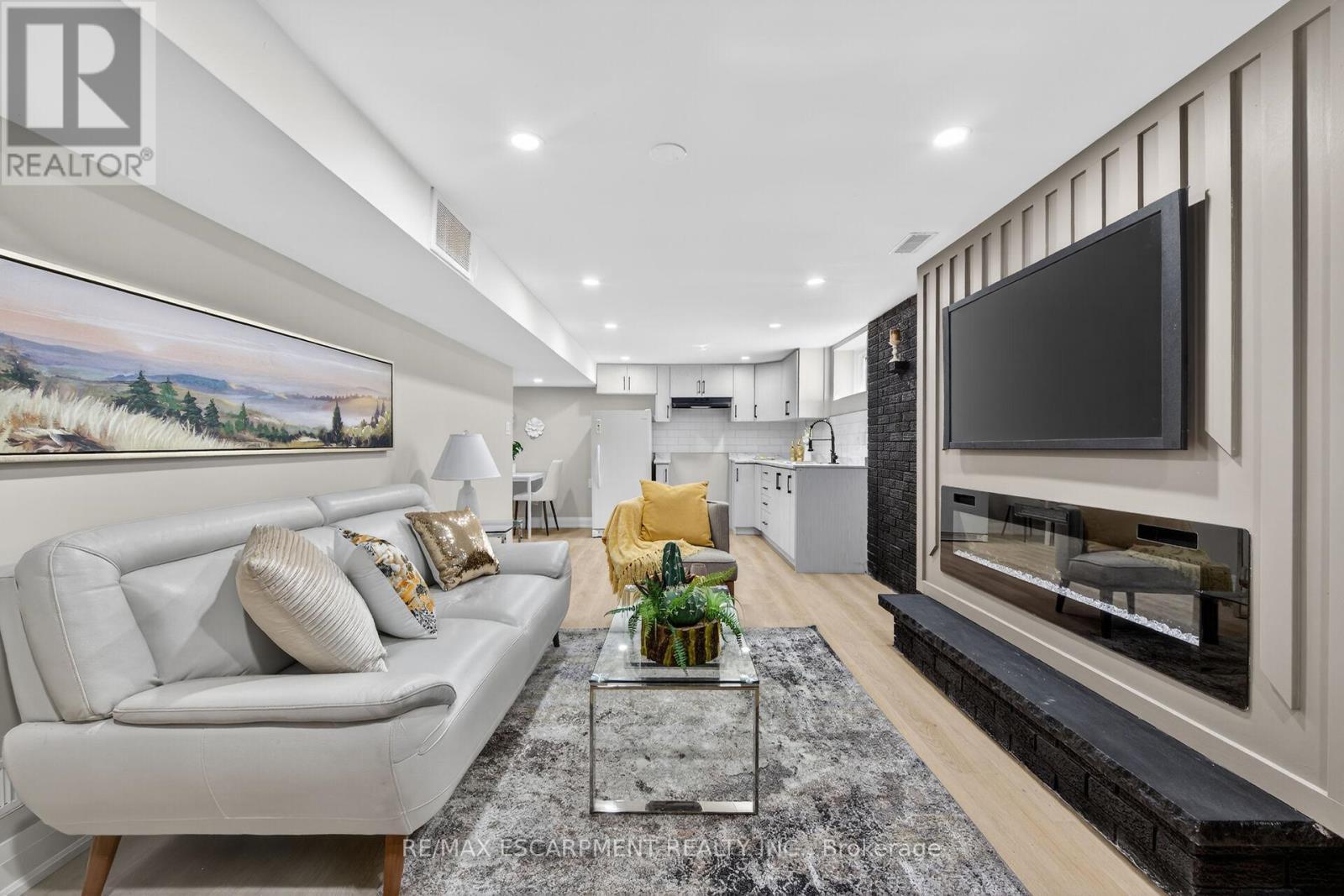 83 Riverdale Drive, Hamilton, ON - Indoor Photo Showing Living Room