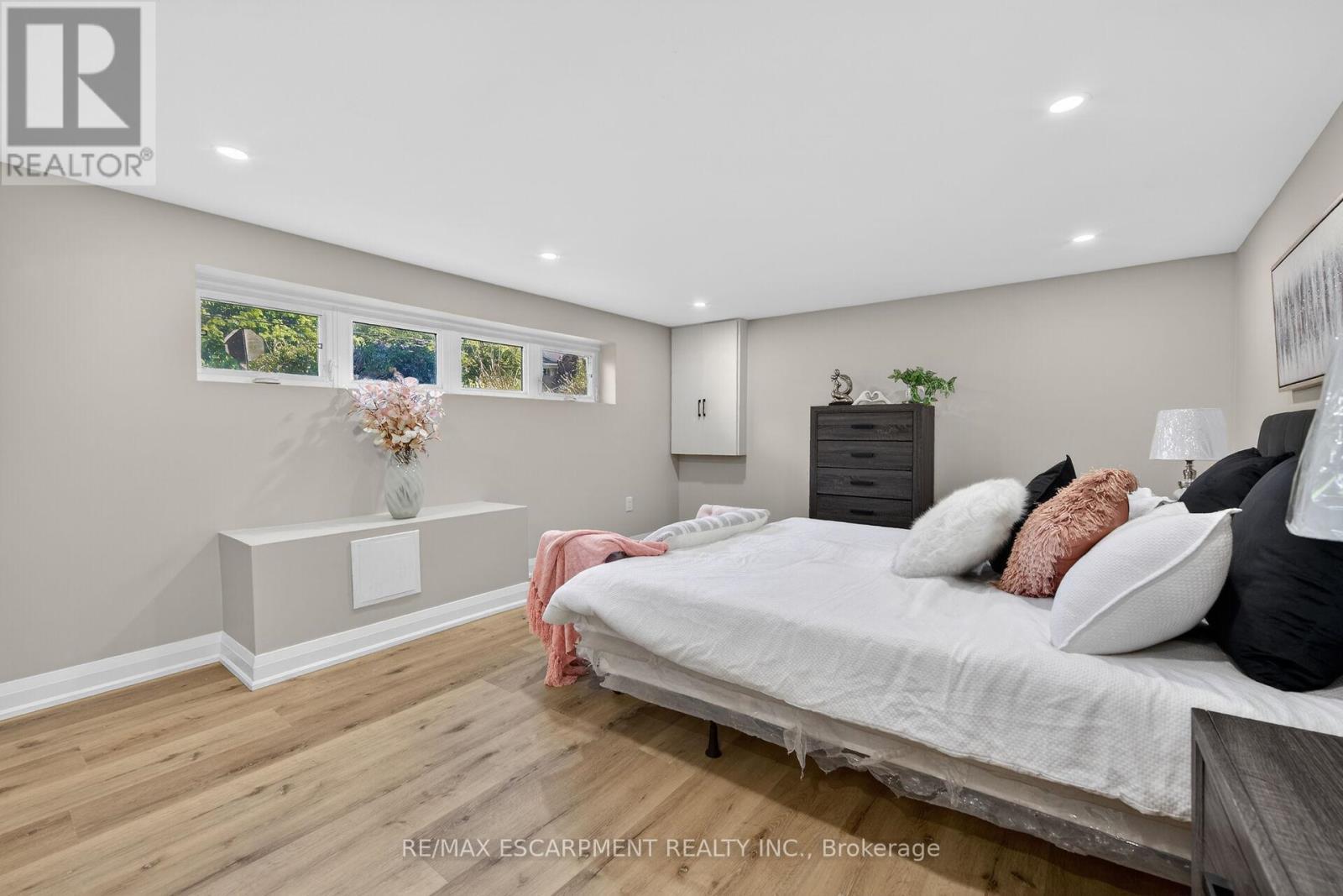 83 Riverdale Drive, Hamilton, ON - Indoor Photo Showing Bedroom