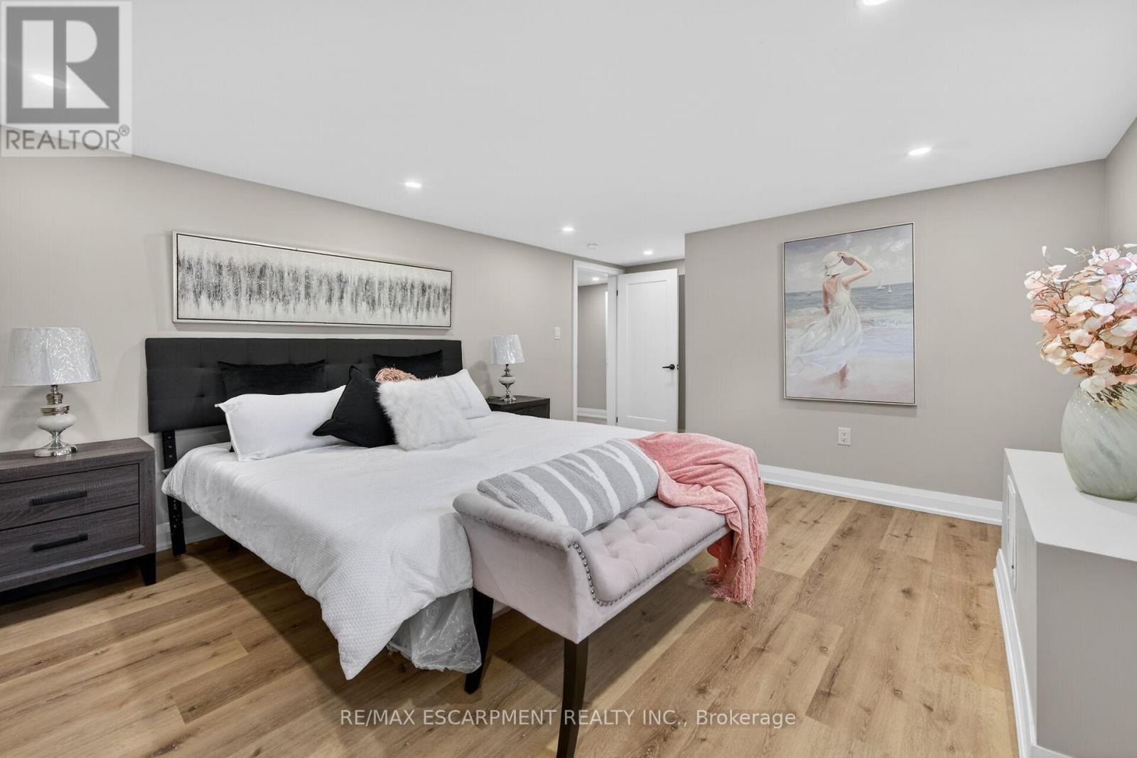 83 Riverdale Drive, Hamilton, ON - Indoor Photo Showing Bedroom