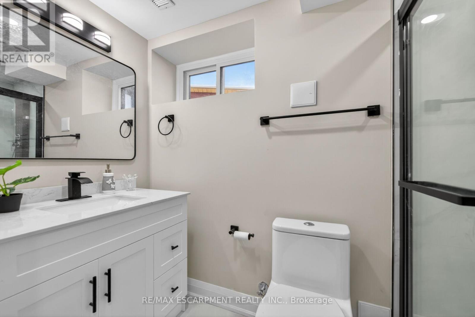 83 Riverdale Drive, Hamilton, ON - Indoor Photo Showing Bathroom