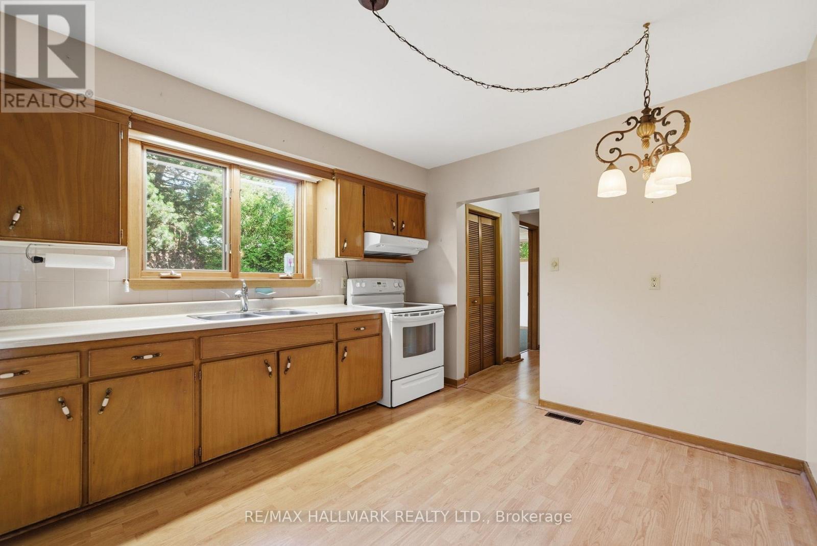 5 Bethune Boulevard, Toronto, ON - Indoor Photo Showing Kitchen With Double Sink