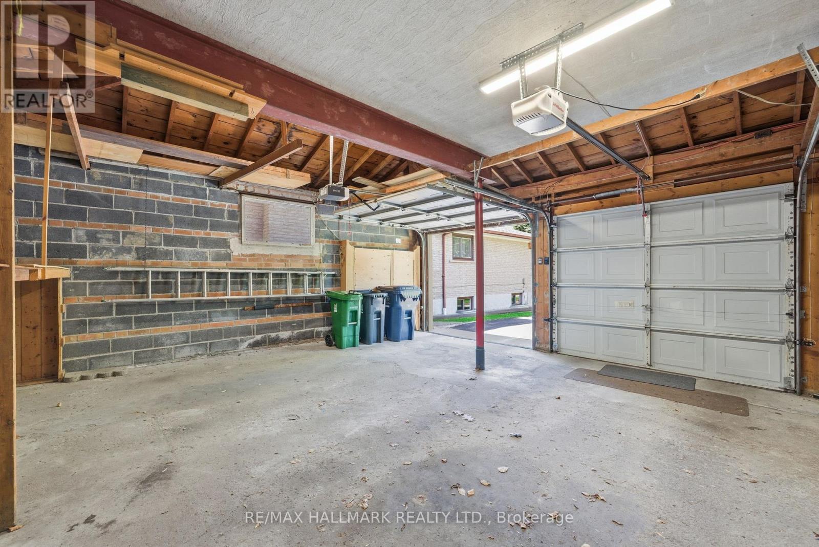 5 Bethune Boulevard, Toronto, ON - Indoor Photo Showing Garage