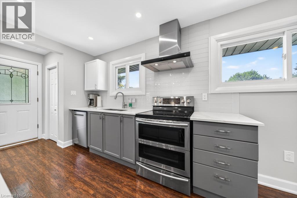 118 West 33Rd Street, Hamilton, ON - Indoor Photo Showing Kitchen