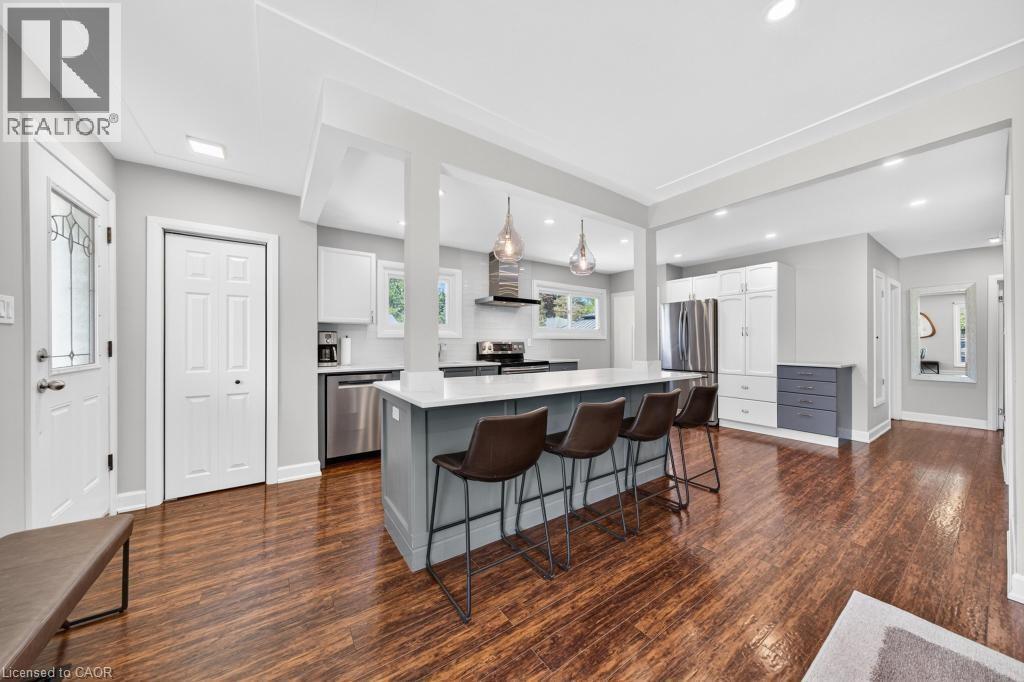 118 West 33Rd Street, Hamilton, ON - Indoor Photo Showing Kitchen With Upgraded Kitchen