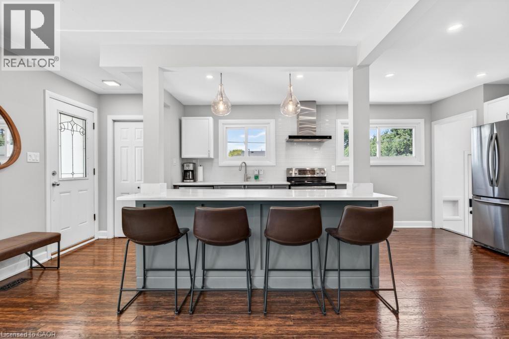 118 West 33Rd Street, Hamilton, ON - Indoor Photo Showing Kitchen With Stainless Steel Kitchen With Upgraded Kitchen