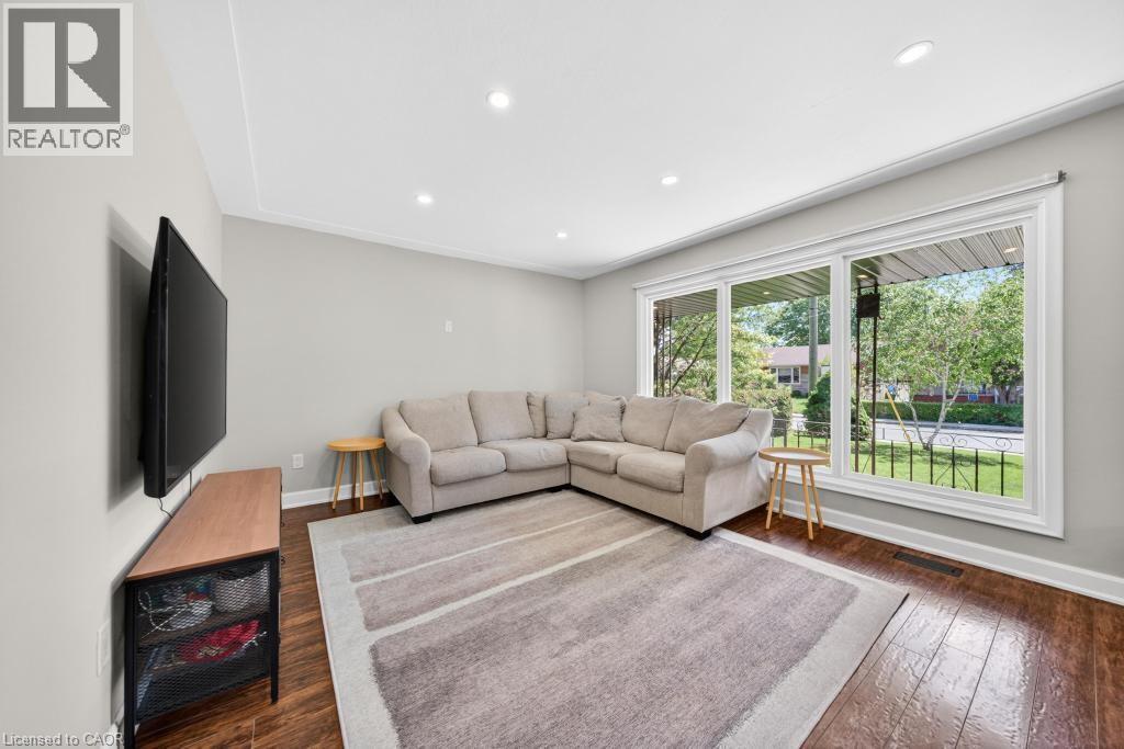 118 West 33Rd Street, Hamilton, ON - Indoor Photo Showing Living Room