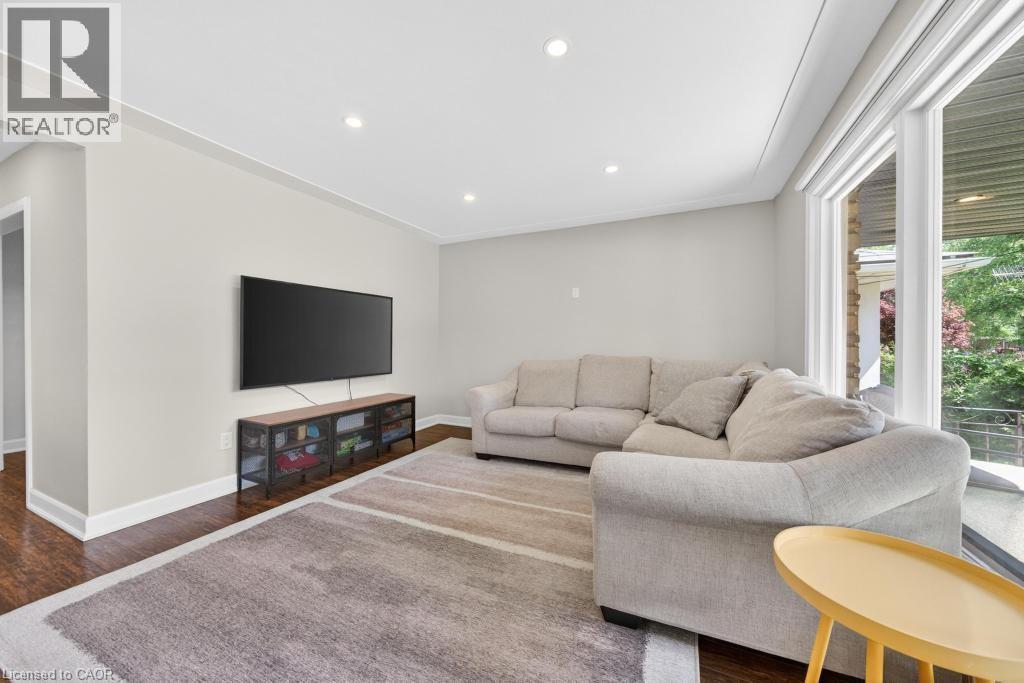 118 West 33Rd Street, Hamilton, ON - Indoor Photo Showing Living Room