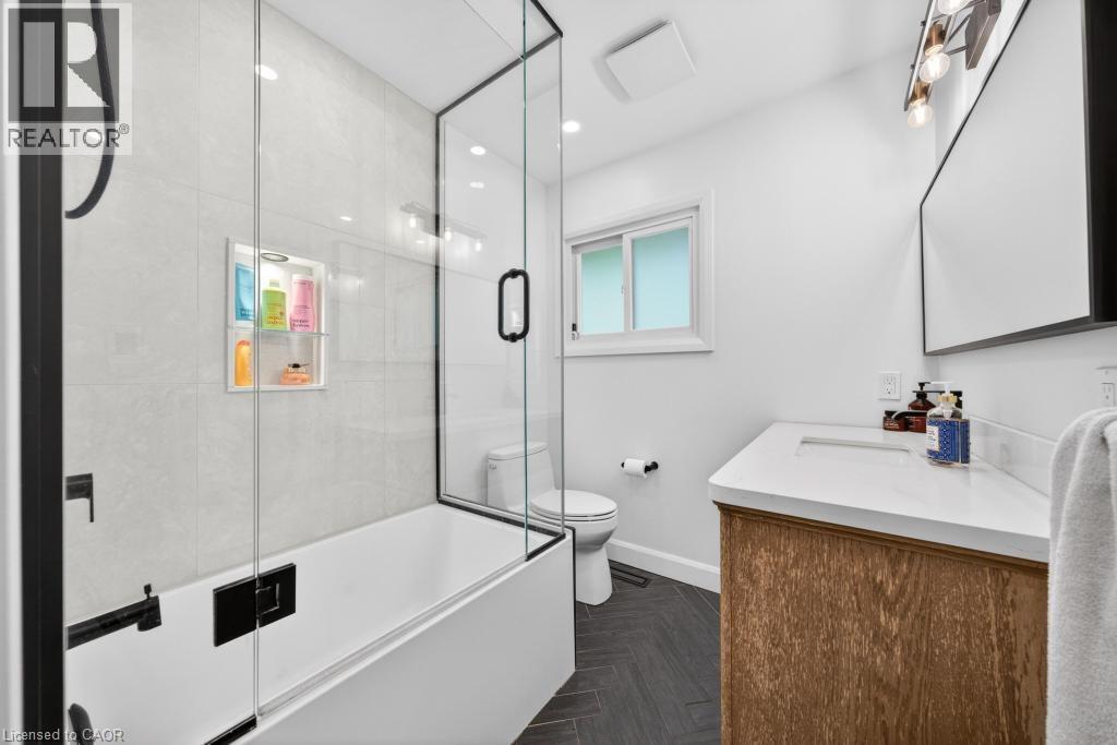 118 West 33Rd Street, Hamilton, ON - Indoor Photo Showing Bathroom