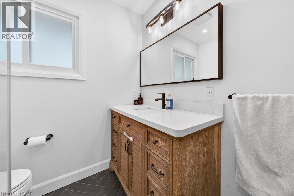 118 West 33Rd Street, Hamilton, ON - Indoor Photo Showing Bathroom