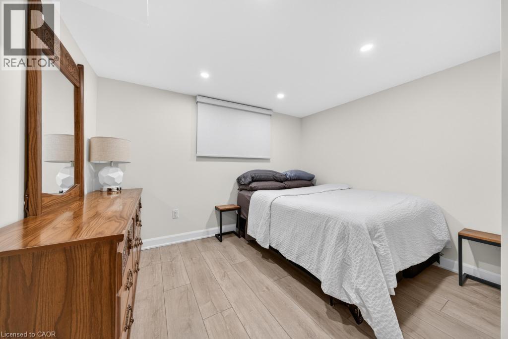 118 West 33Rd Street, Hamilton, ON - Indoor Photo Showing Bedroom