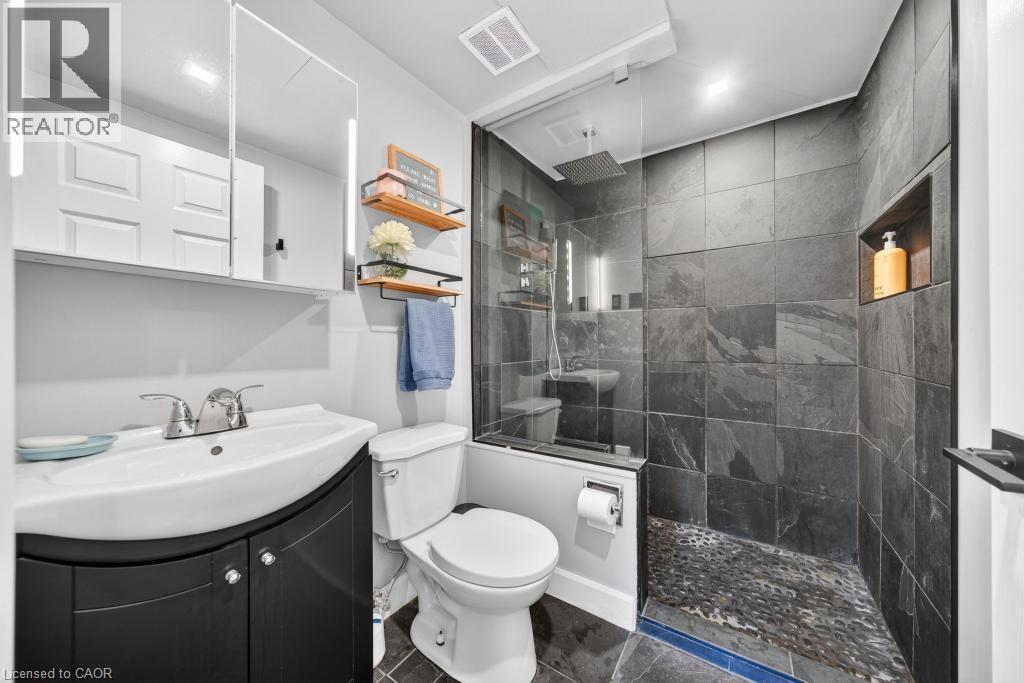 118 West 33Rd Street, Hamilton, ON - Indoor Photo Showing Bathroom
