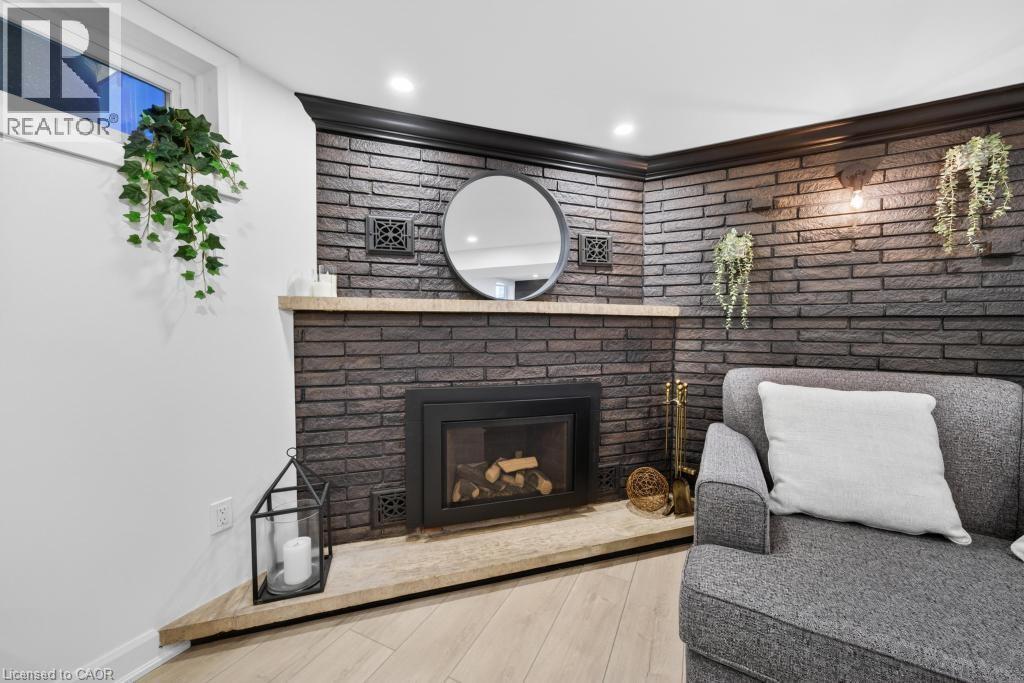 118 West 33Rd Street, Hamilton, ON - Indoor Photo Showing Living Room With Fireplace